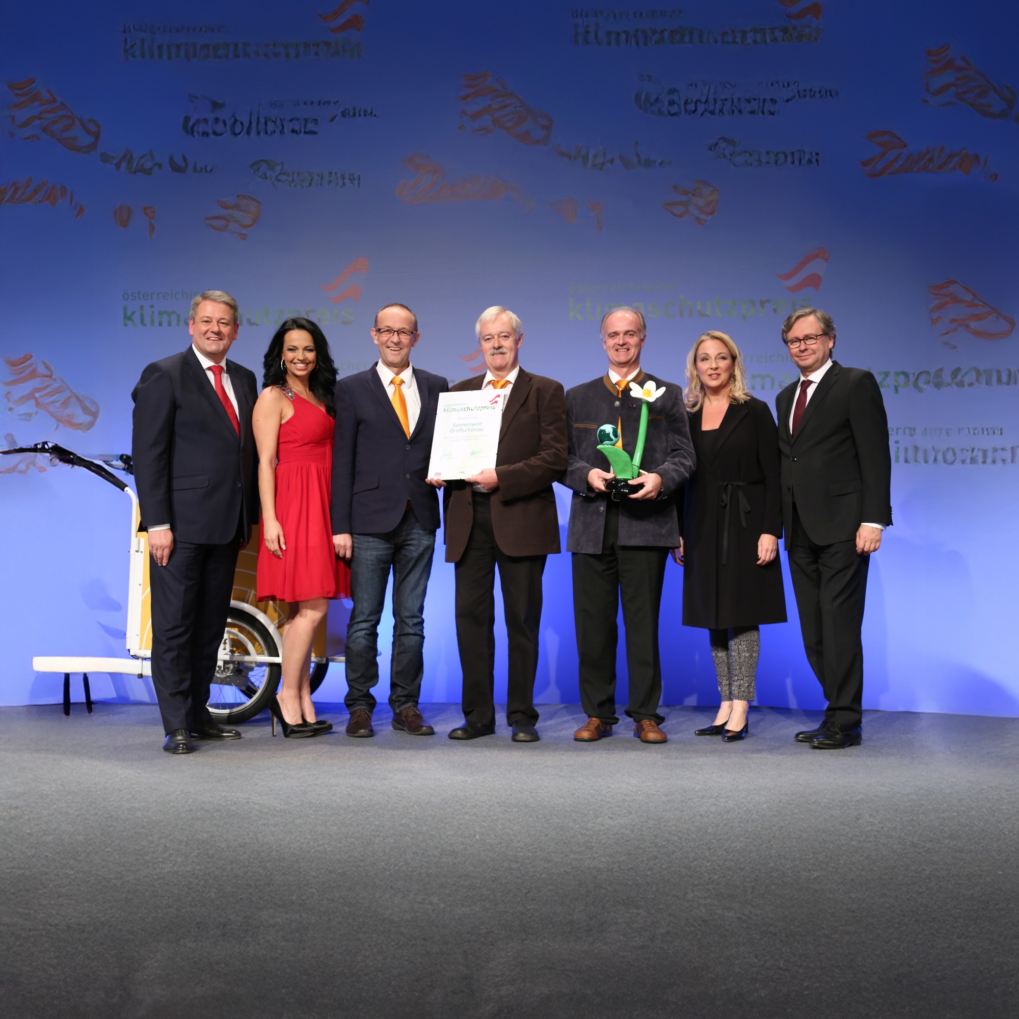 Feierlichen Übergabe einer Auszeichnung auf einer Bühne.