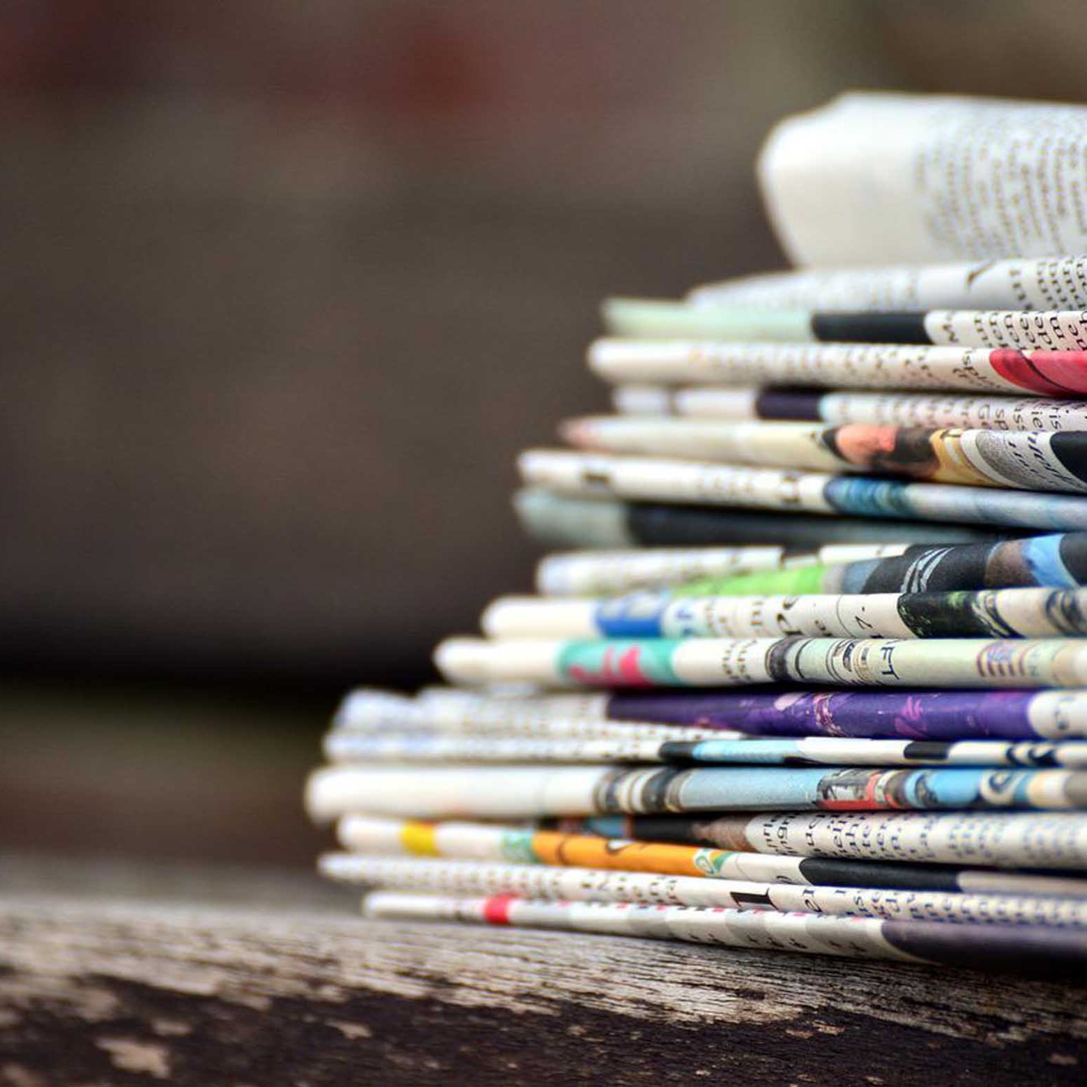 Stapel mit Zeitungen und Presseberichten