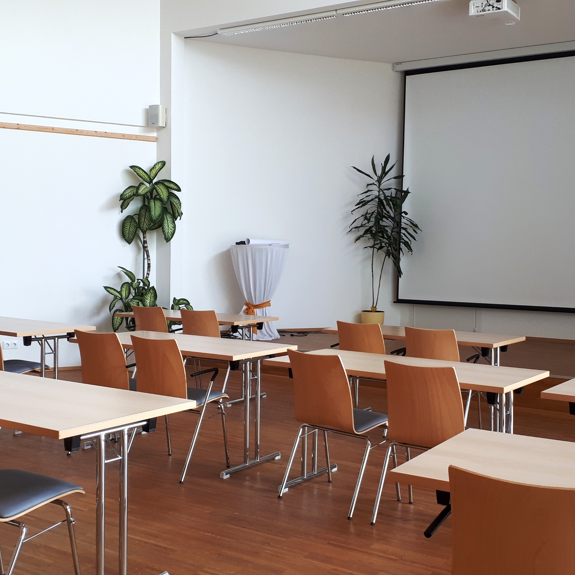 Bestuhlter Seminarraum am Sonnenplatz.