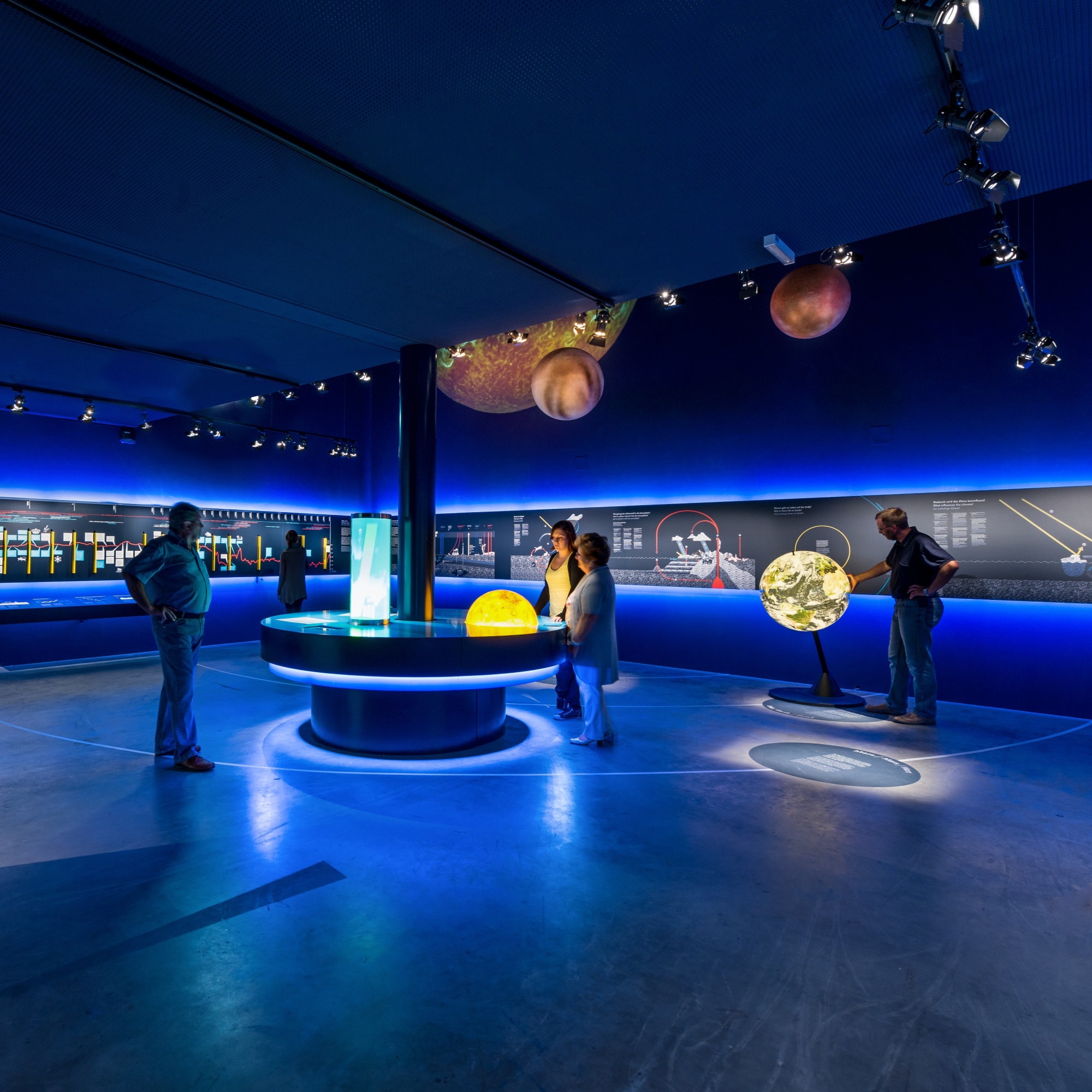 Interaktive Stationen im Showroom der SONNENWELT.